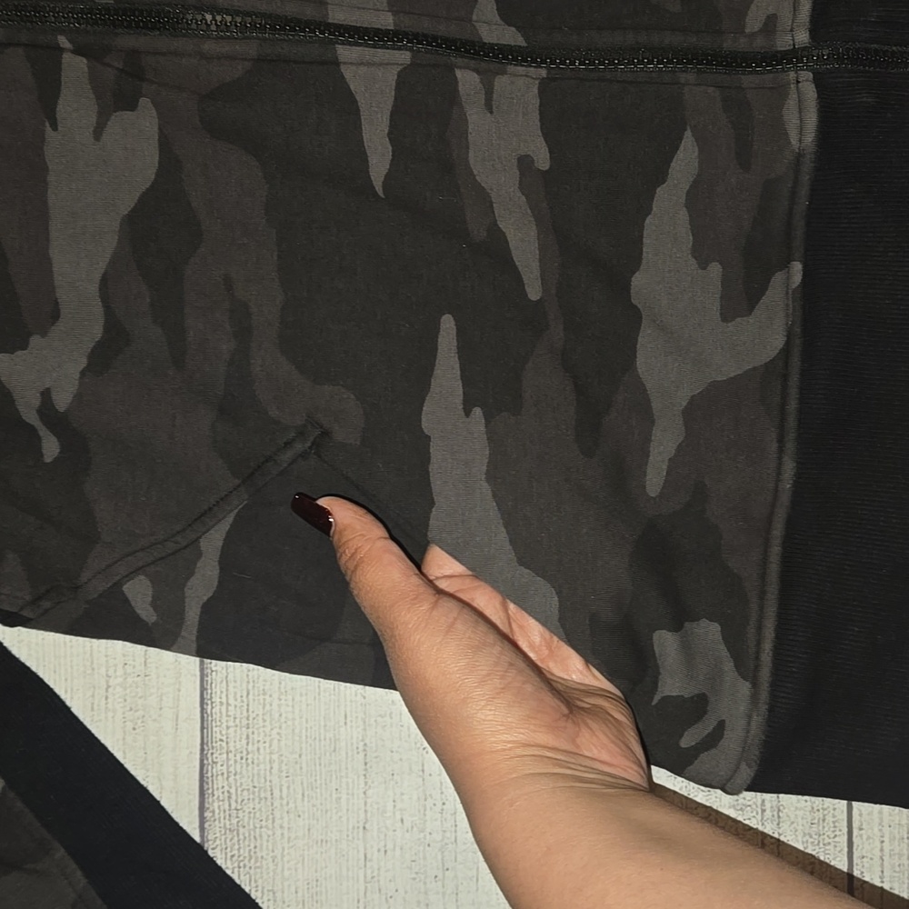 Athleta Triumph Printed Hoodie Camo Black/Gray Size XL - Picture 6 of 10